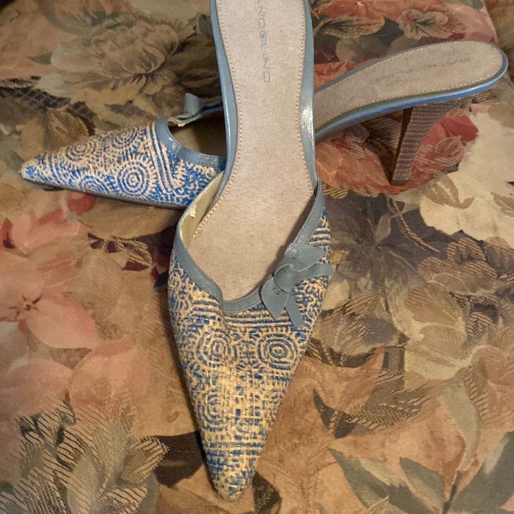 Bandolino Leather Slides
Blue/Cream Print with Bow
Woodlike Heels